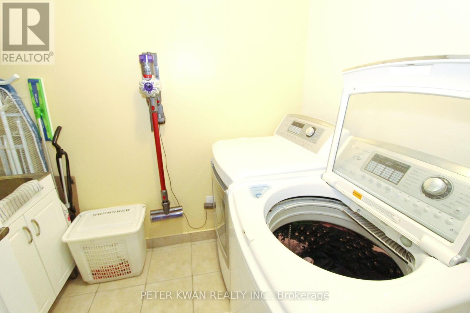Photo 37 of 121 Warbler Avenue, Vaughan ON