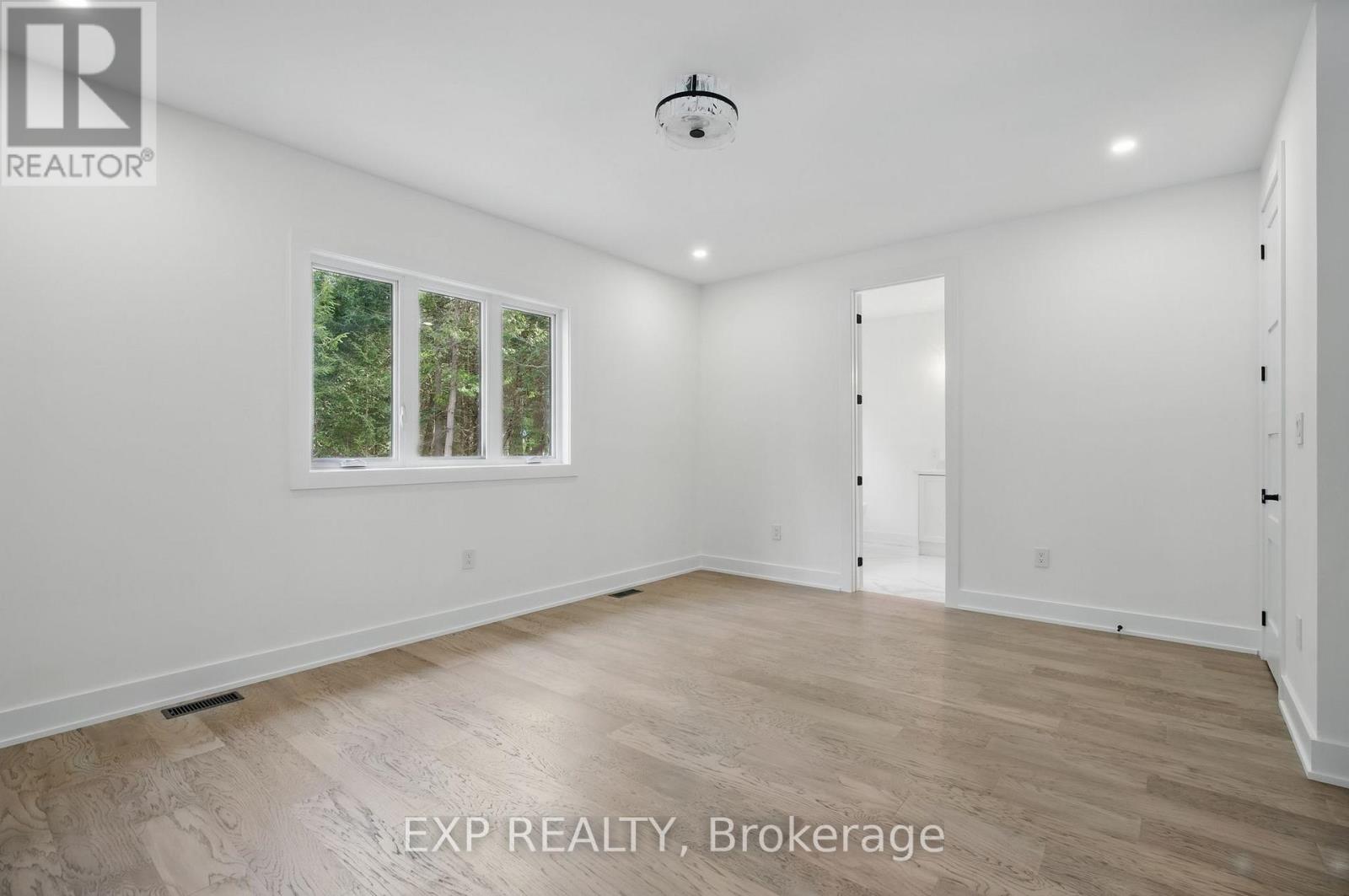 Photo 23 of 48 Iroquois Crescent, Tiny ON
