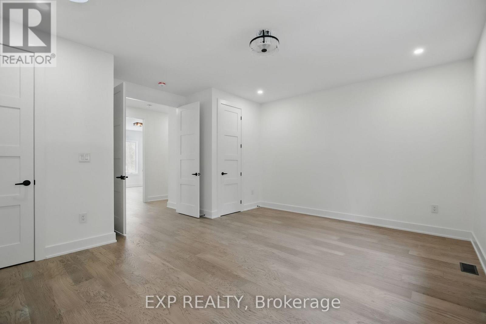 Photo 24 of 48 Iroquois Crescent, Tiny ON