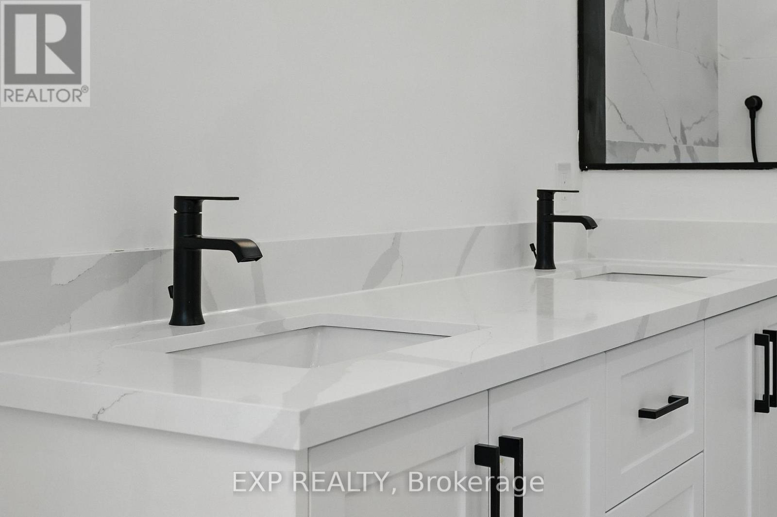 Photo 26 of 48 Iroquois Crescent, Tiny ON