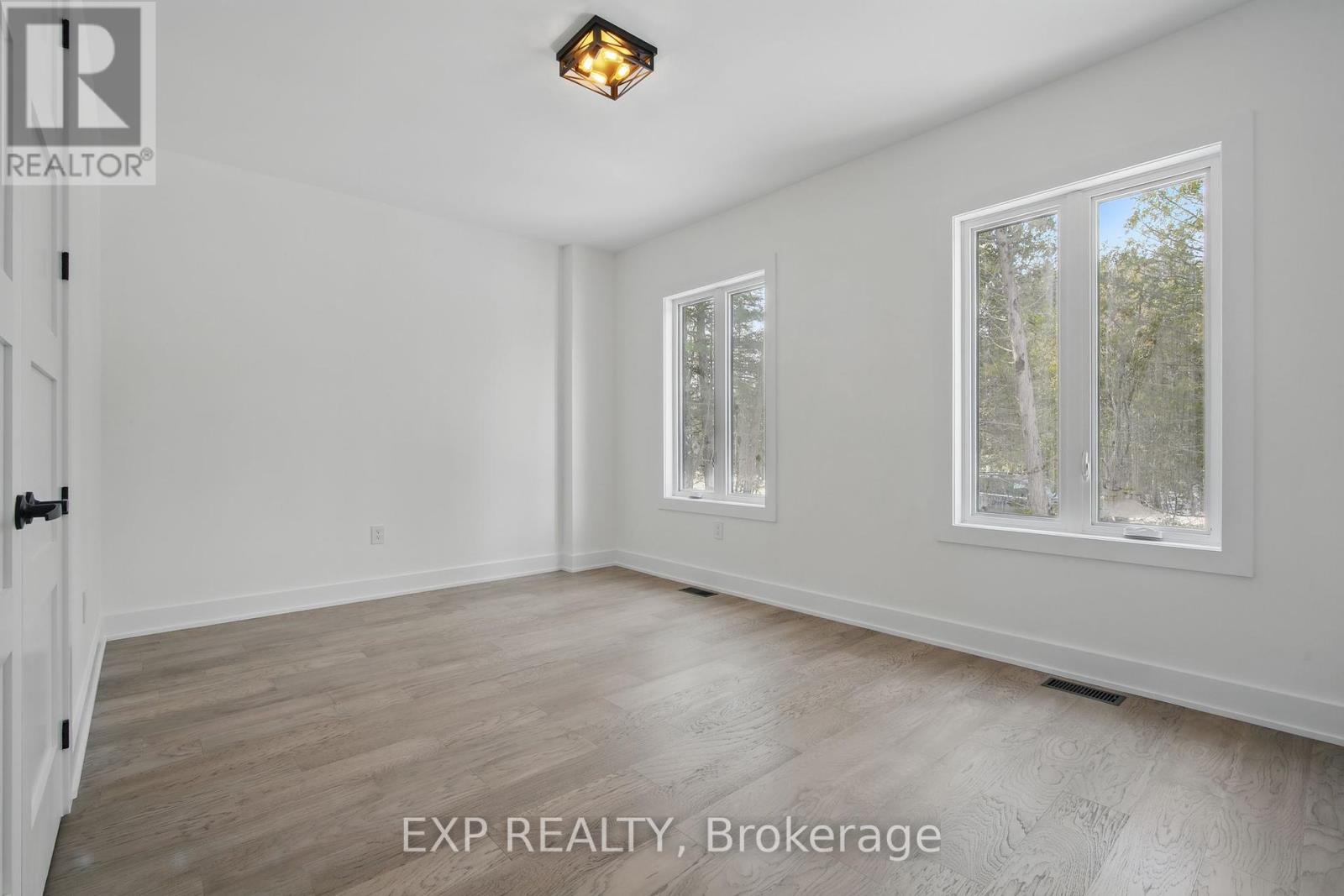 Photo 29 of 48 Iroquois Crescent, Tiny ON