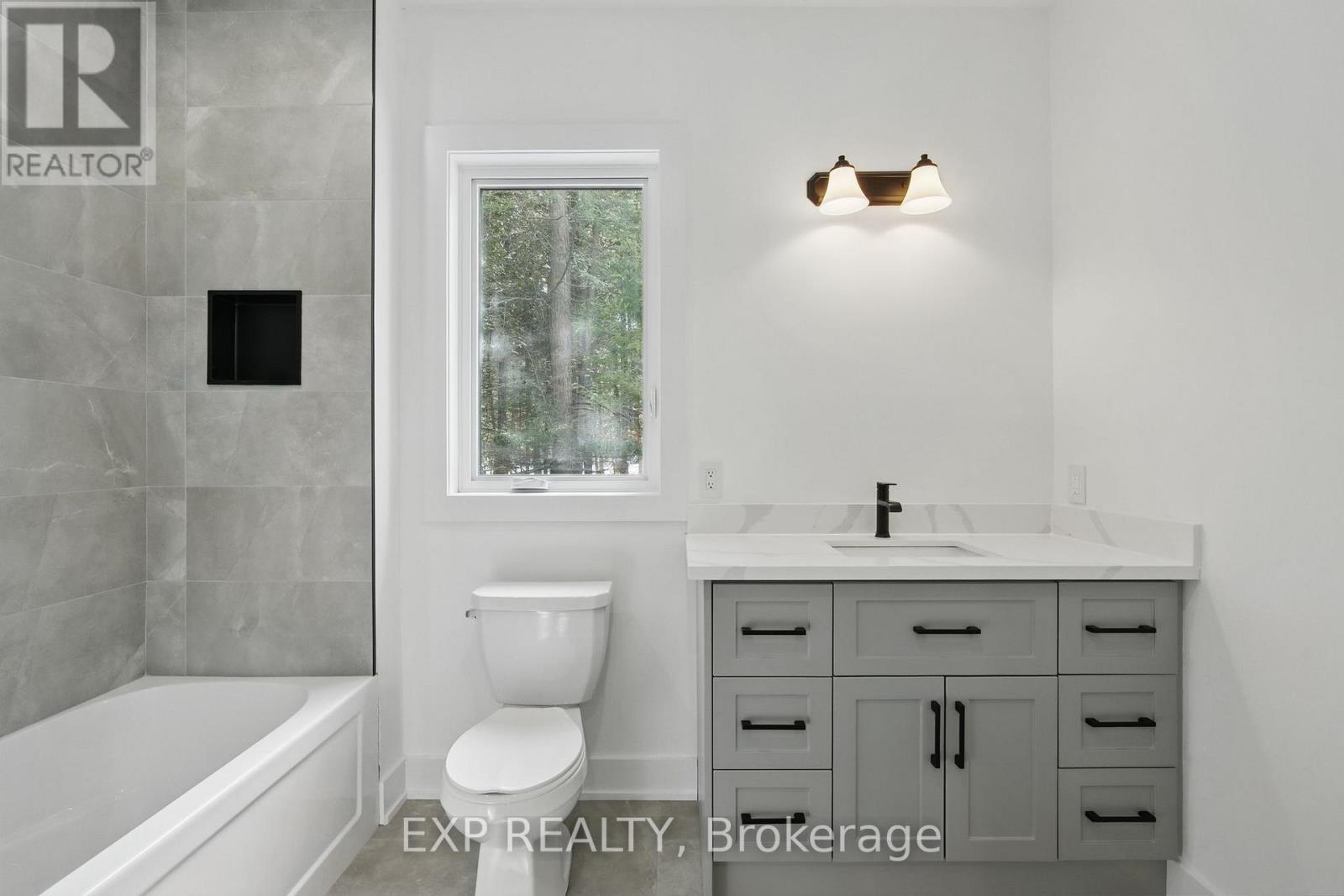 Photo 30 of 48 Iroquois Crescent, Tiny ON