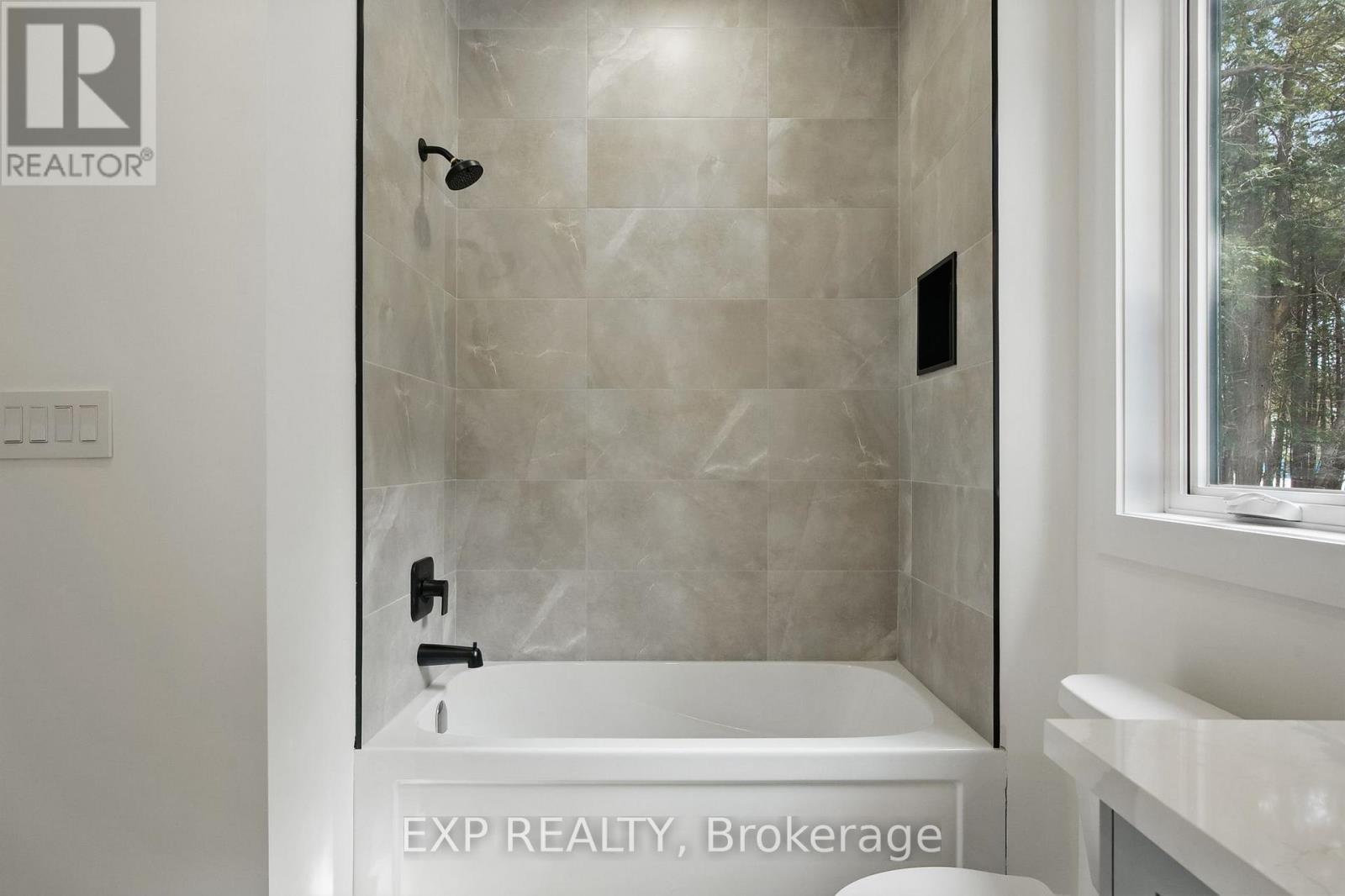 Photo 31 of 48 Iroquois Crescent, Tiny ON