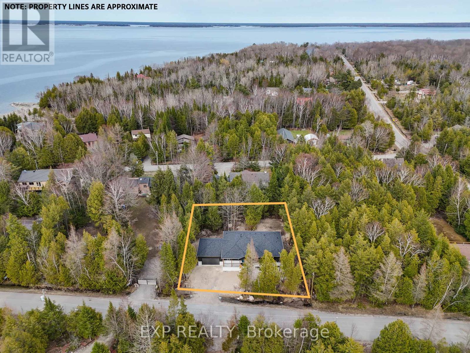 Photo 33 of 48 Iroquois Crescent, Tiny ON
