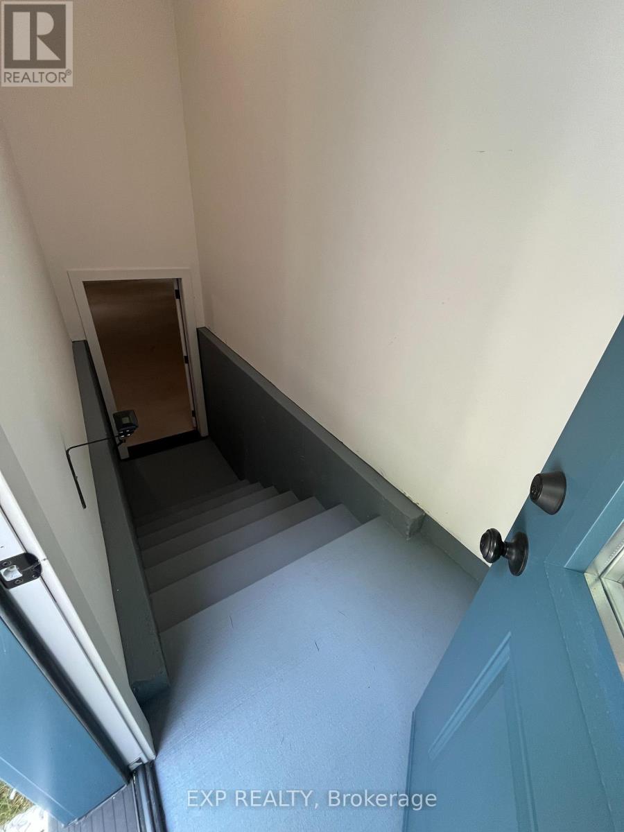 Photo 35 of 48 Iroquois Crescent, Tiny ON