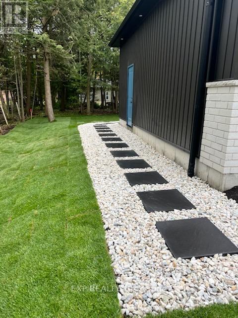 Photo 5 of 48 Iroquois Crescent, Tiny ON