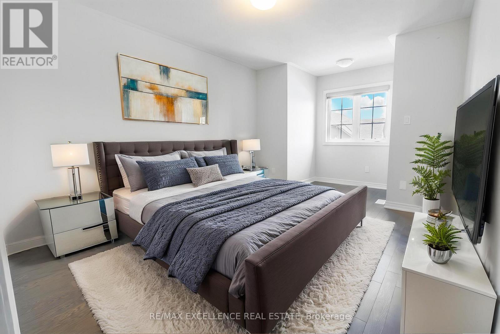 Photo 8 of 28 Bluestone Crescent, Brampton ON