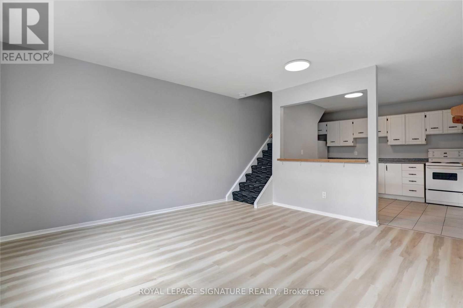 Photo 10 of 2 937 Danforth Avenue, Toronto ON
