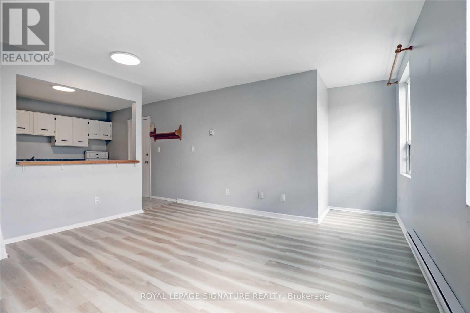 Photo 5 of 2 937 Danforth Avenue, Toronto ON