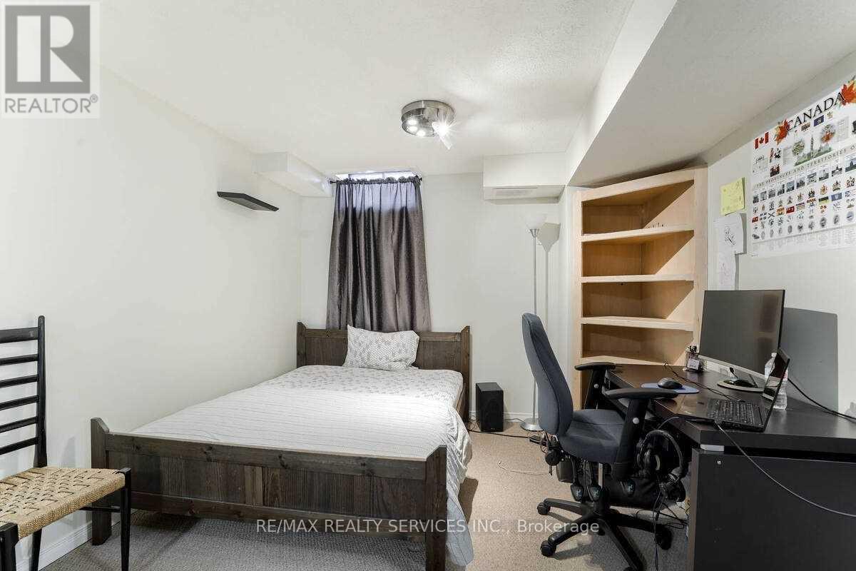 Photo 5 of 6888 Dillingwood Drive, Mississauga ON