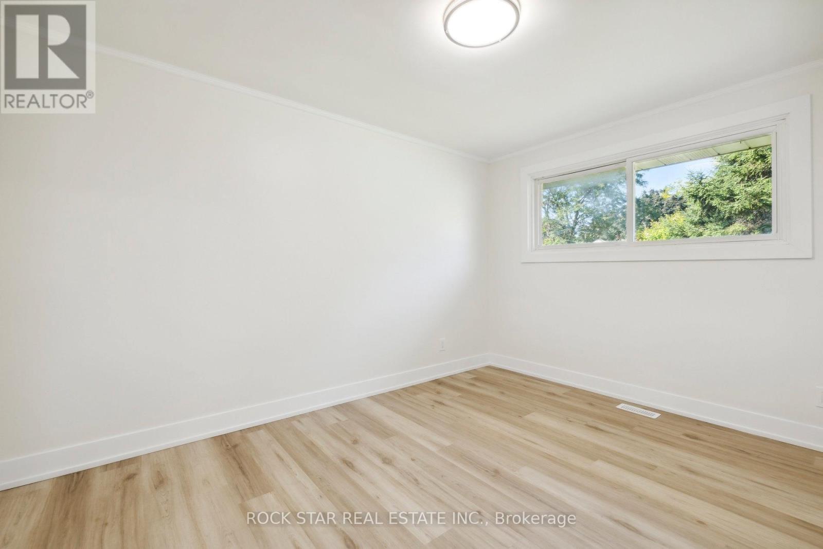 Photo 2 of Upper 87 Leaside Drive, St Catharines ON