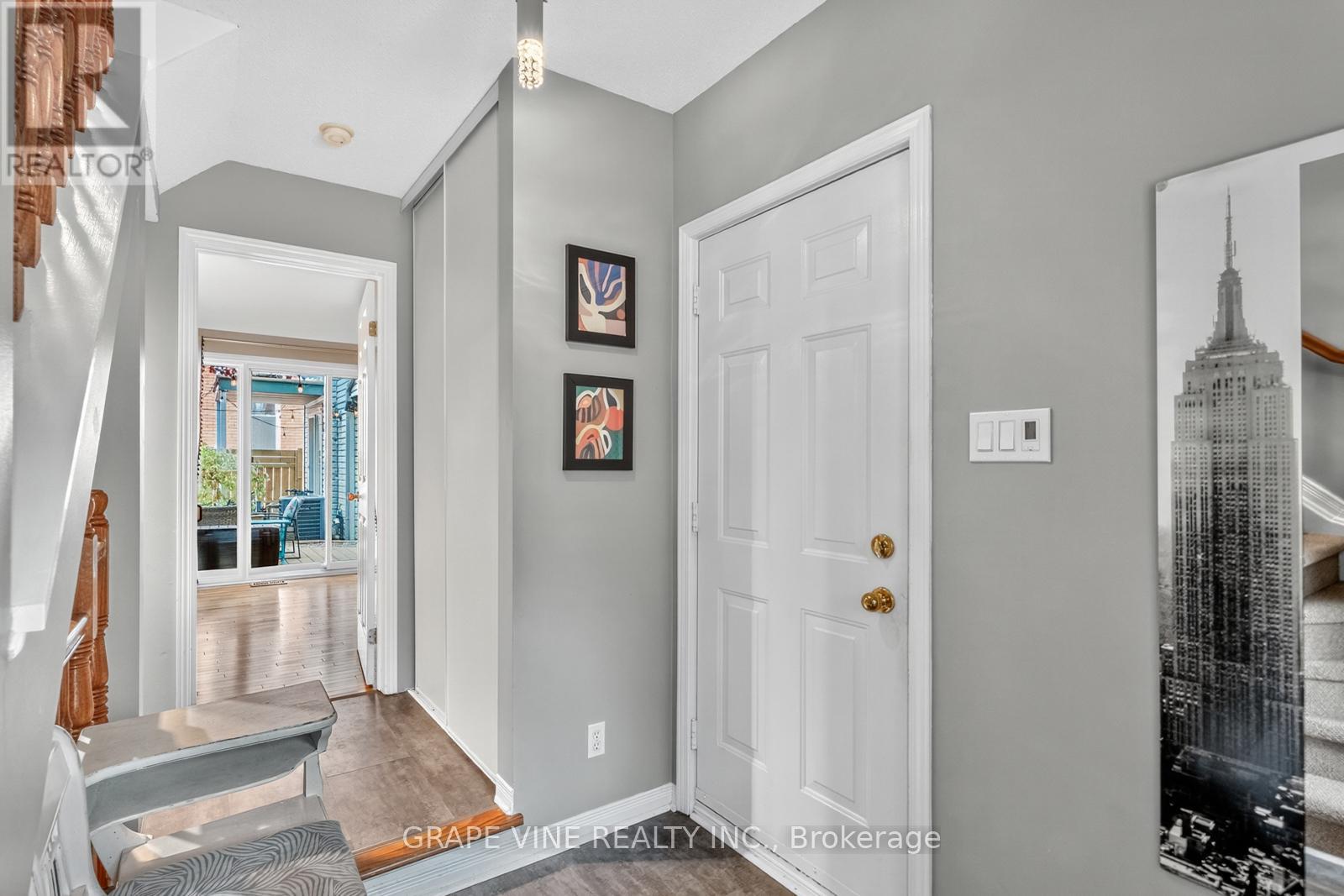 Photo 5 of 4 Radstock Private, Ottawa ON