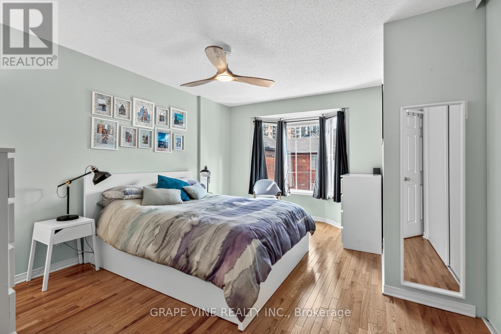 Photo 2 of 4 Radstock Private, Ottawa ON