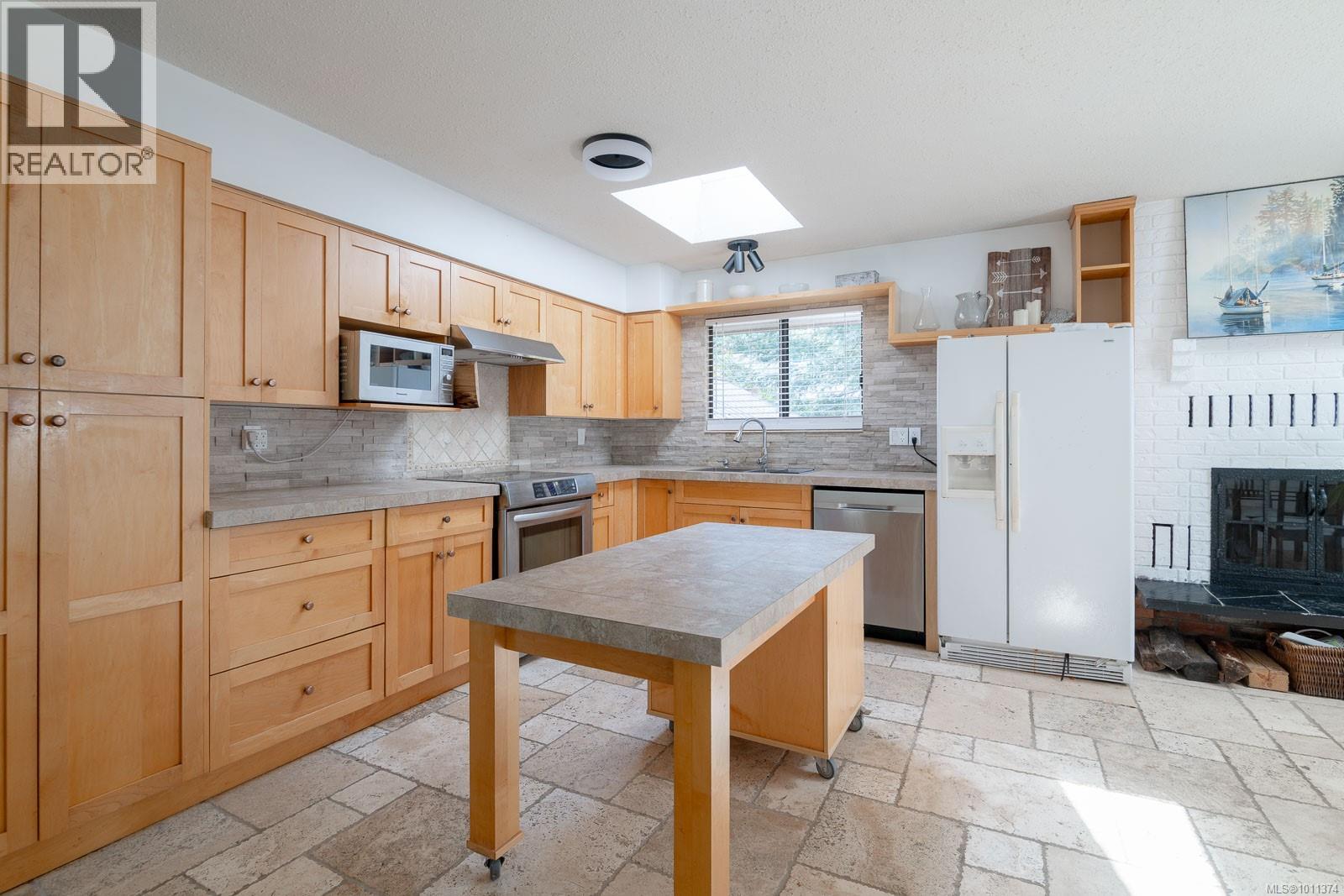 Photo 33 of 1025 Maple Lane Dr, Parksville BC