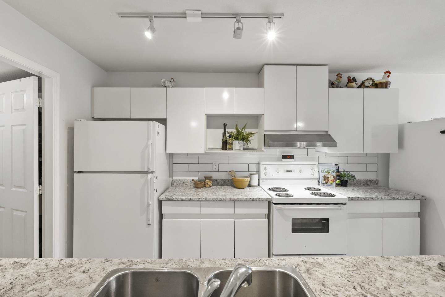 Photo 13 of 202 14980 101 A Avenue, Surrey BC