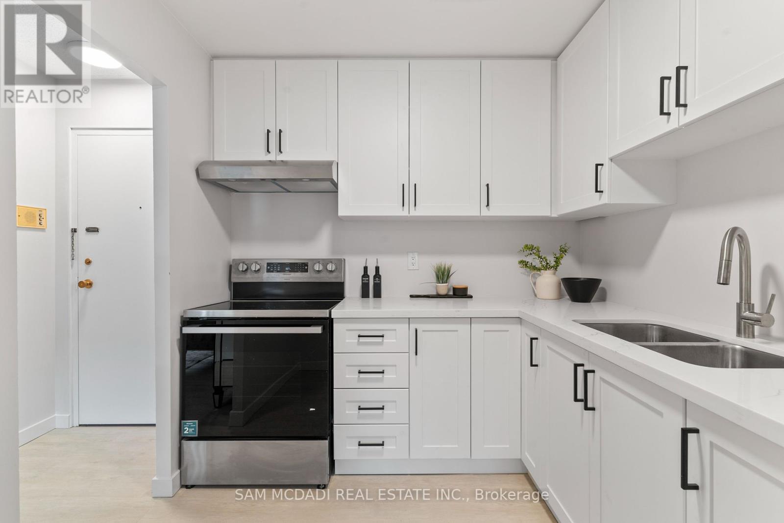 Photo 16 of 205 131 Taunton Road E, Oshawa ON