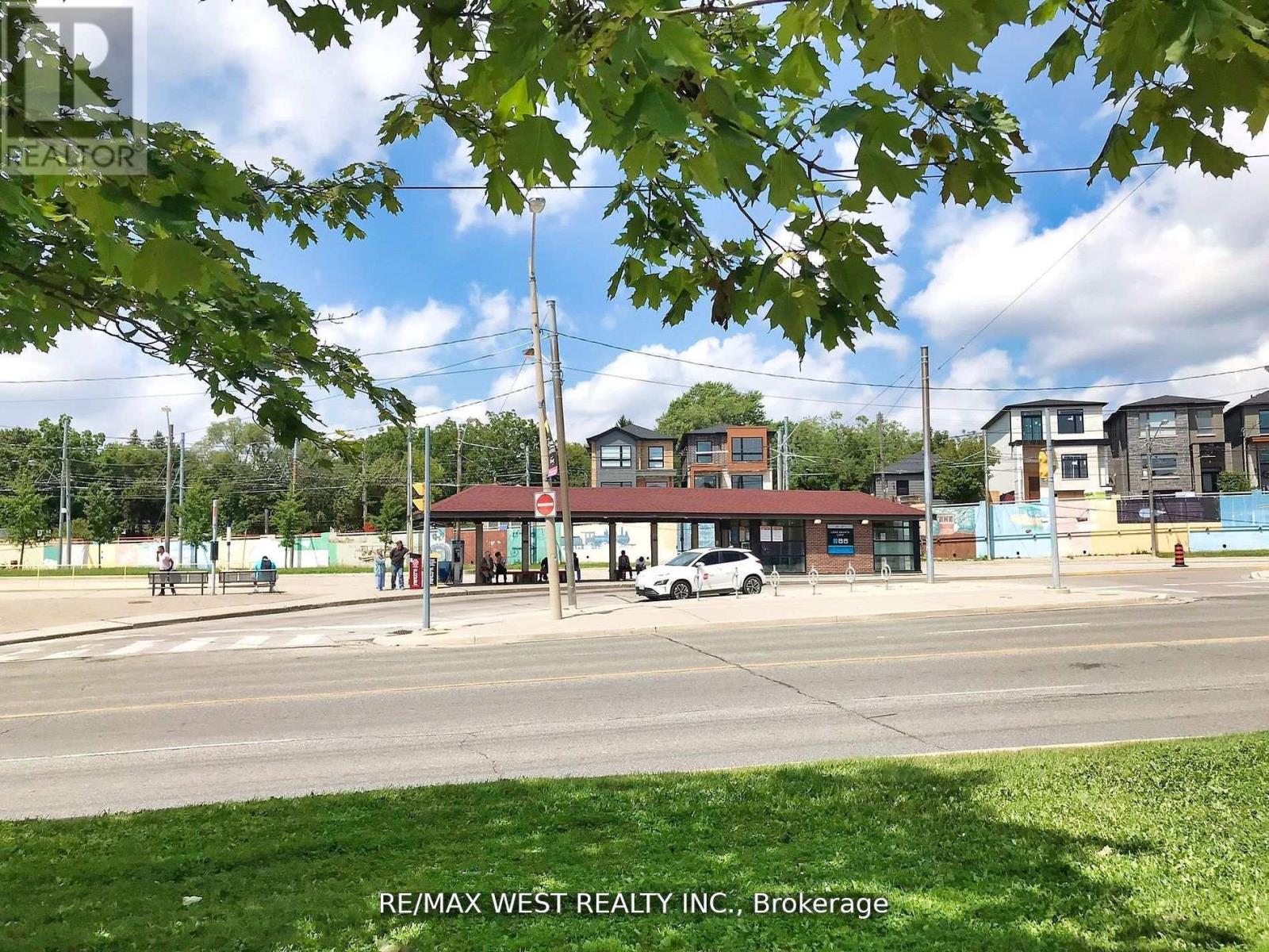 Photo 32 of 56 Forty First Street, Toronto ON