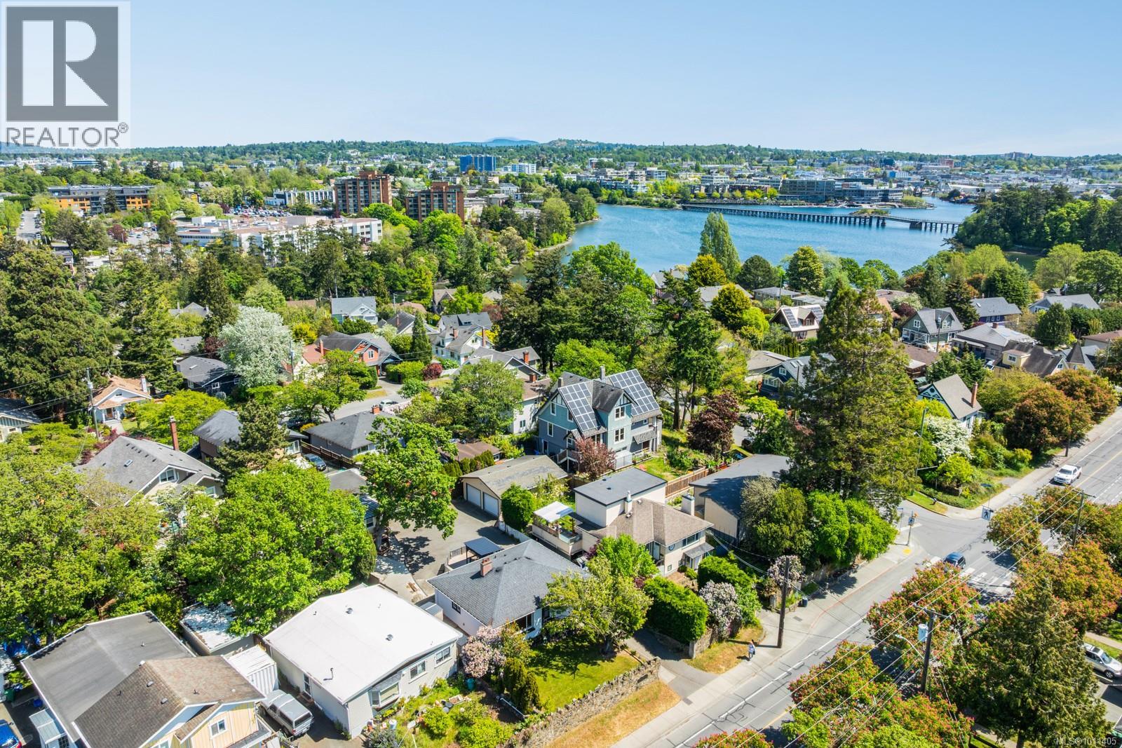 Photo 18 of 727 Craigflower Rd, Victoria BC