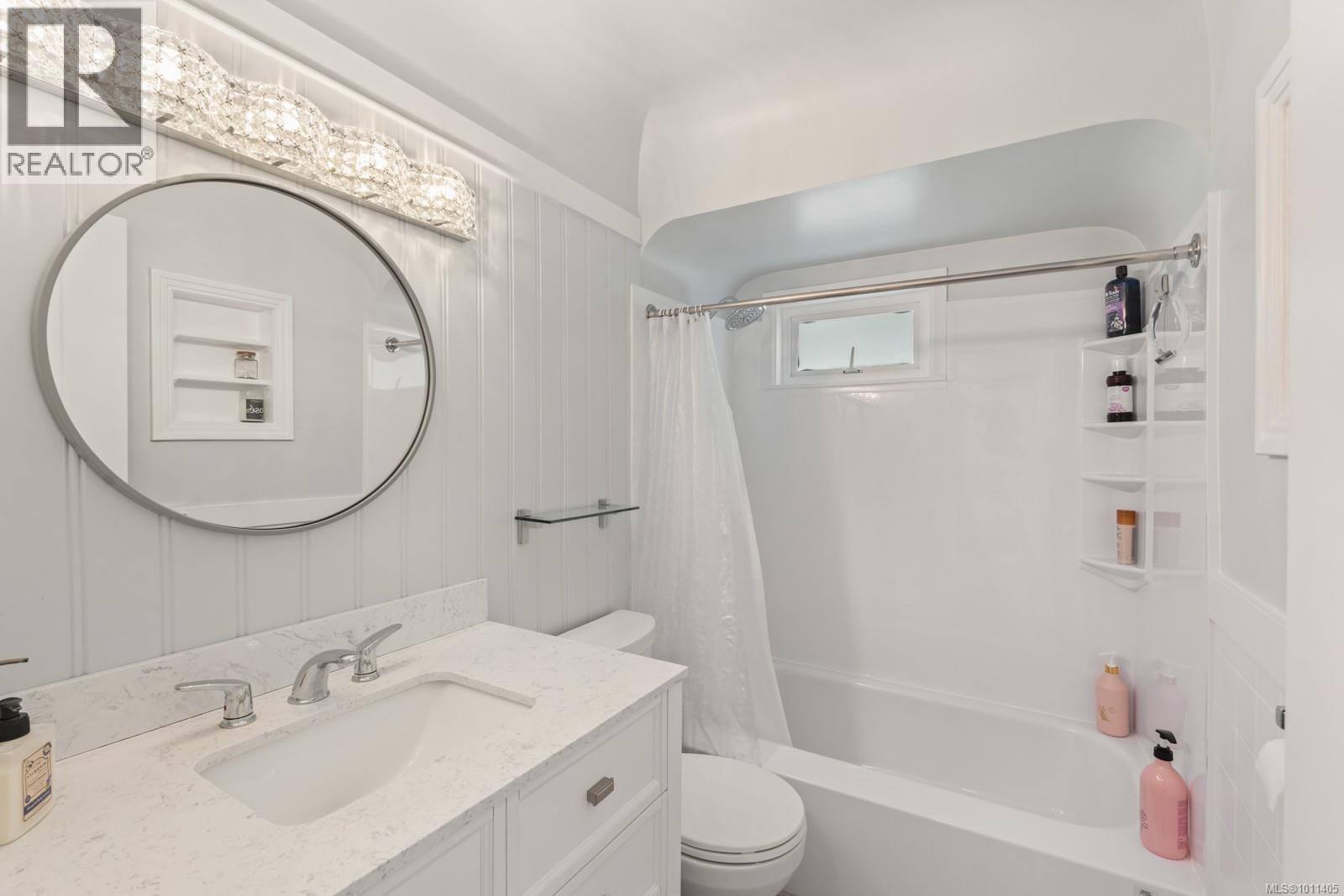 Photo 4 of 727 Craigflower Rd, Victoria BC
