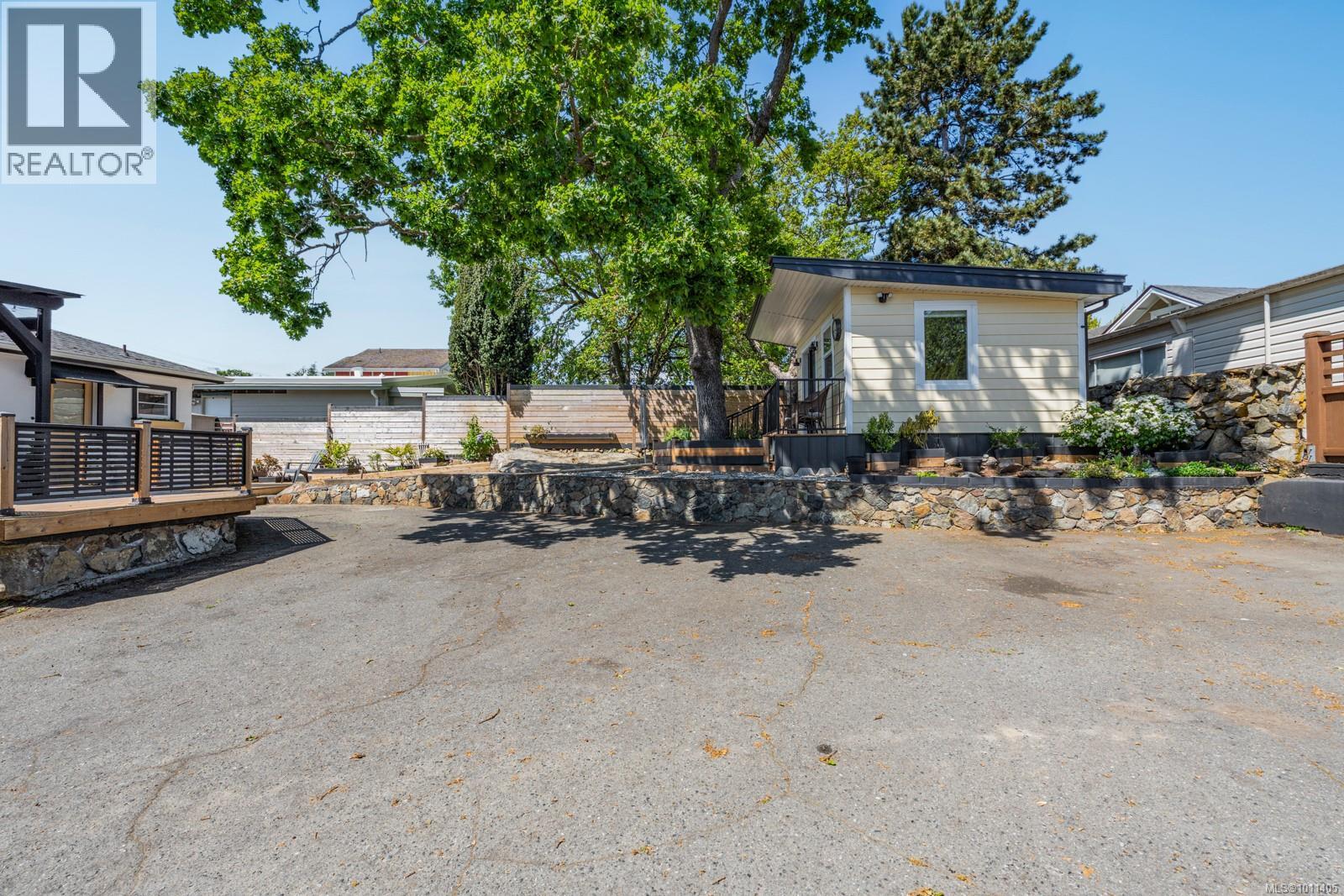 Photo 14 of 727 Craigflower Rd, Victoria BC