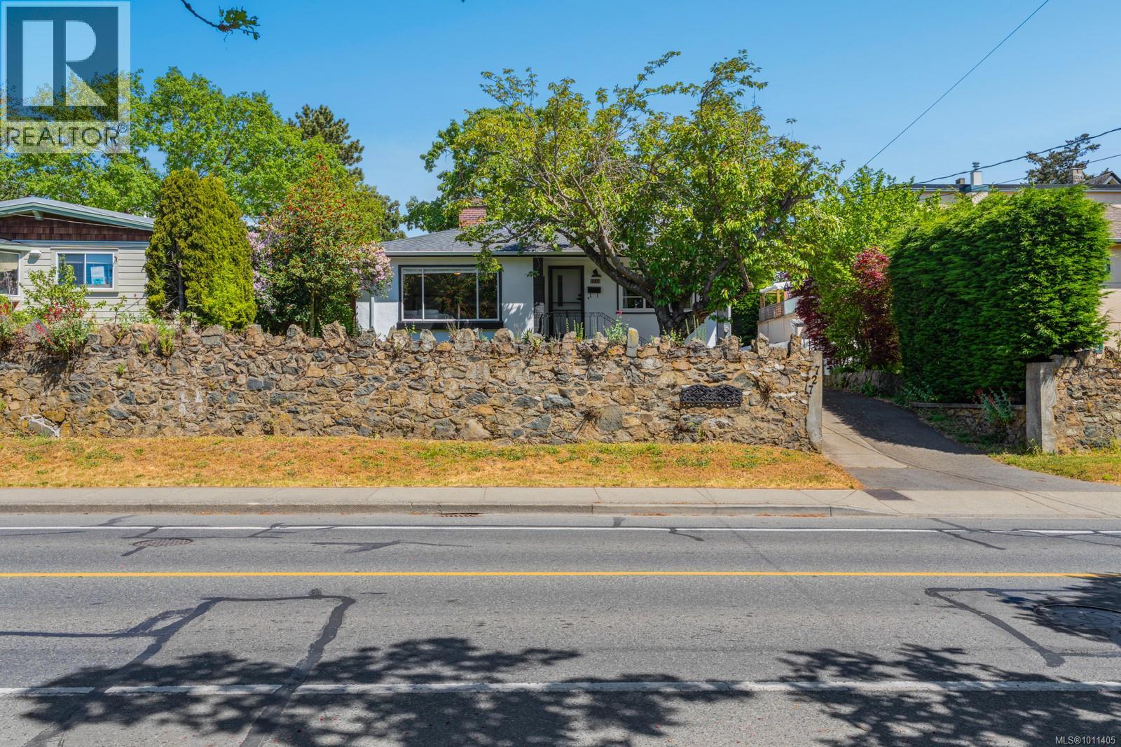 Photo 15 of 727 Craigflower Rd, Victoria BC
