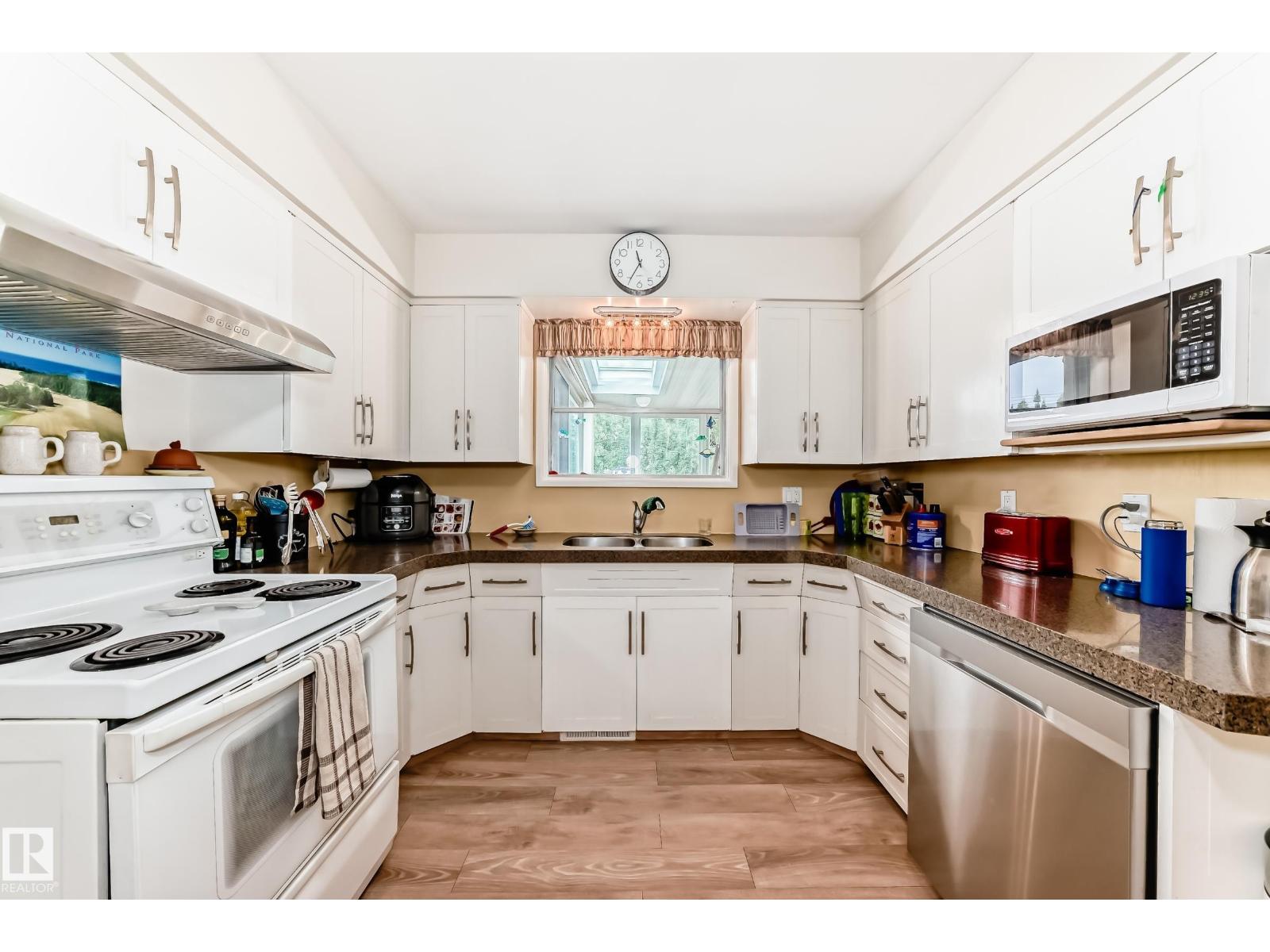 Photo 8 of 6504 109 B Av Nw Nw, Edmonton AB