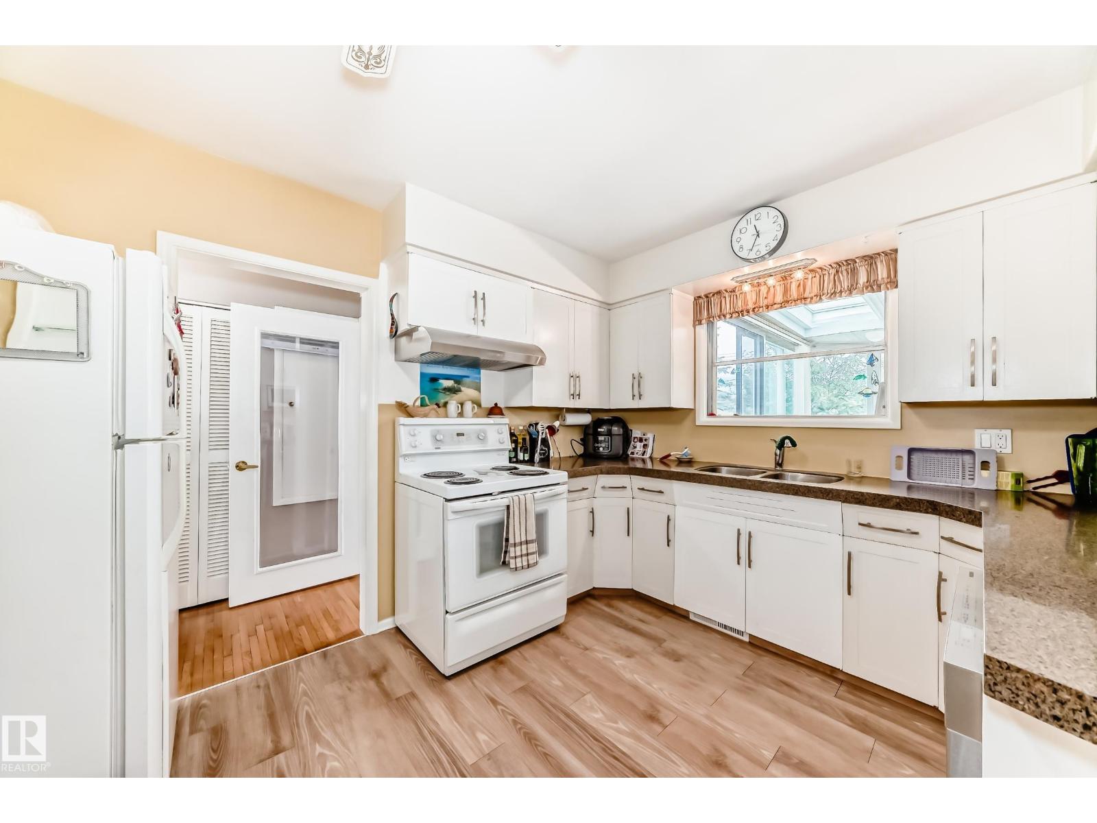 Photo 9 of 6504 109 B Av Nw Nw, Edmonton AB