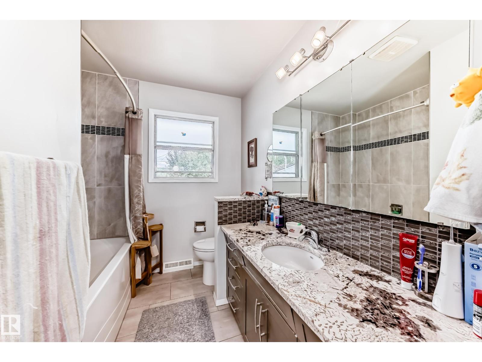 Photo 18 of 6504 109 B Av Nw Nw, Edmonton AB