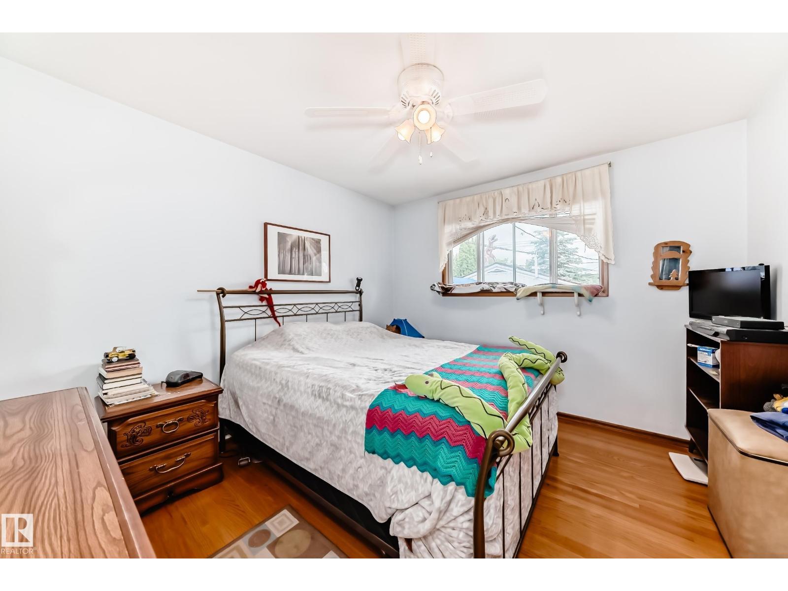 Photo 17 of 6504 109 B Av Nw Nw, Edmonton AB