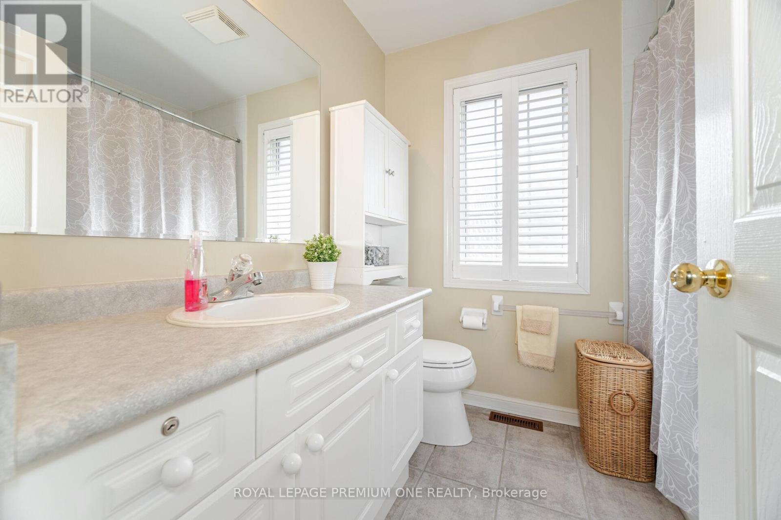Photo 17 of 21 Ocean Avenue, Vaughan ON