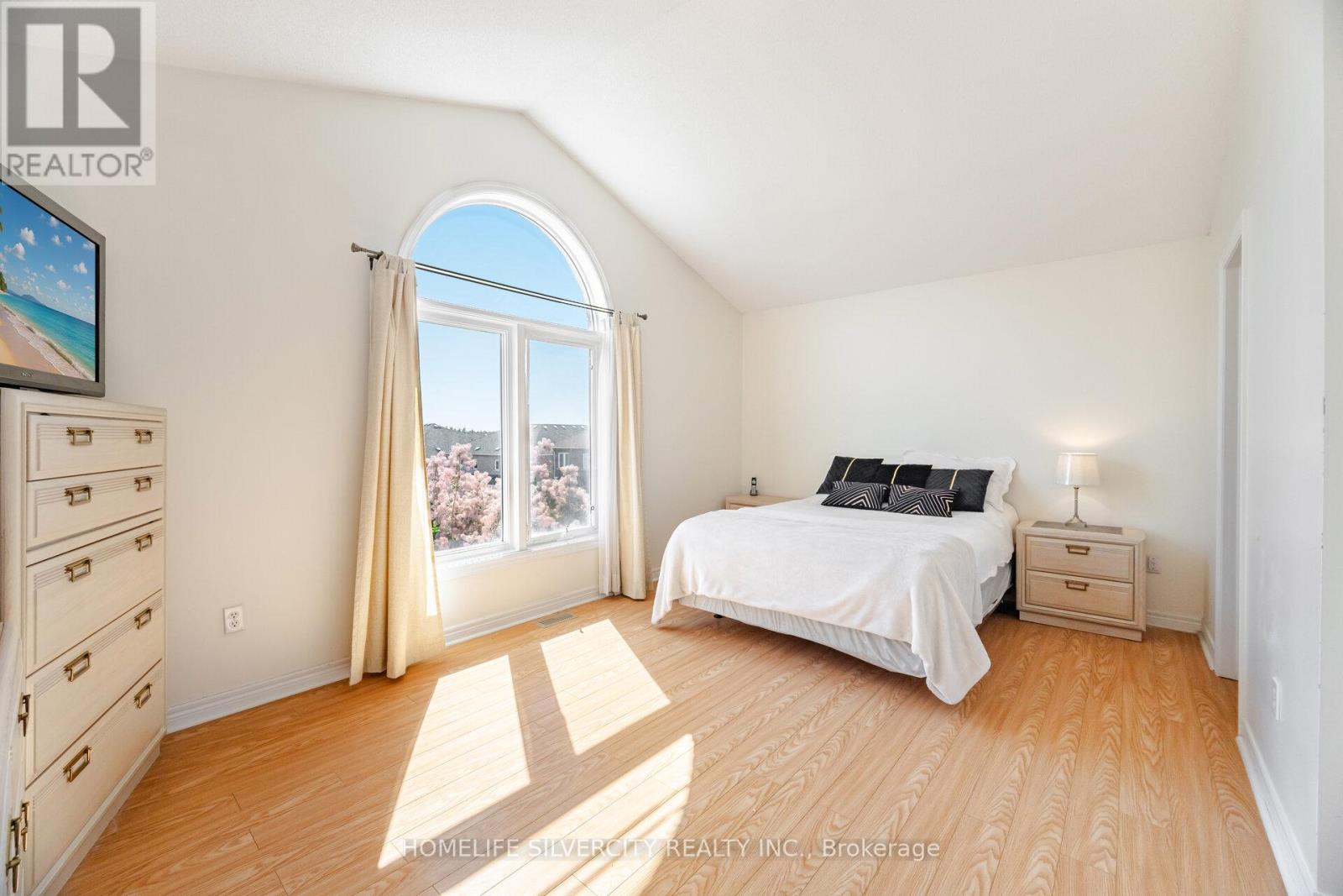 Photo 8 of 31 Rocky Point Crescent, Brampton ON