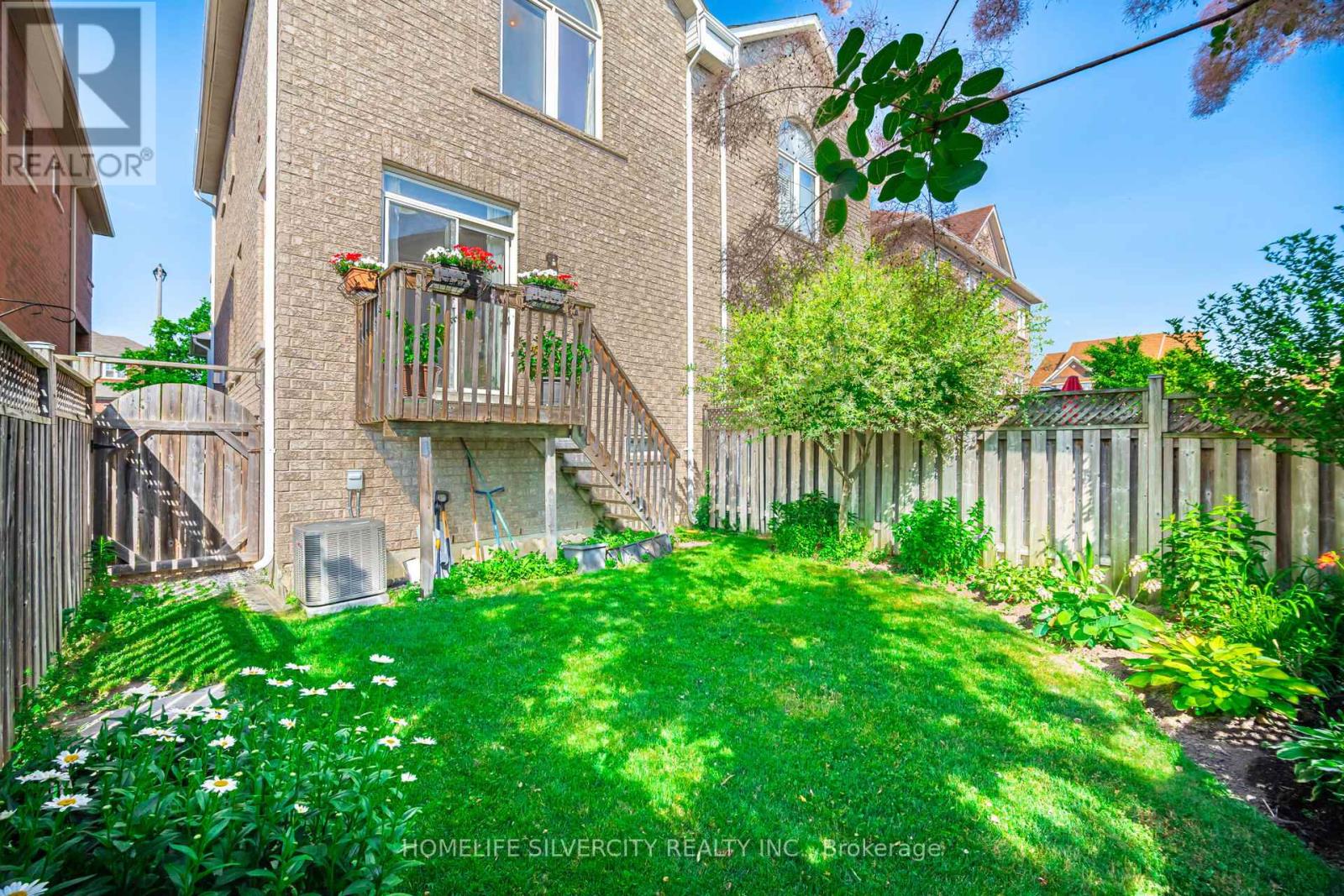 Photo 13 of 31 Rocky Point Crescent, Brampton ON