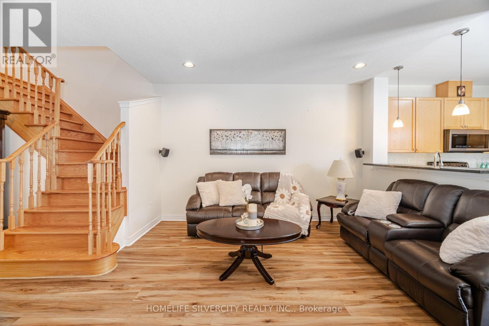Photo 10 of 31 Rocky Point Crescent, Brampton ON