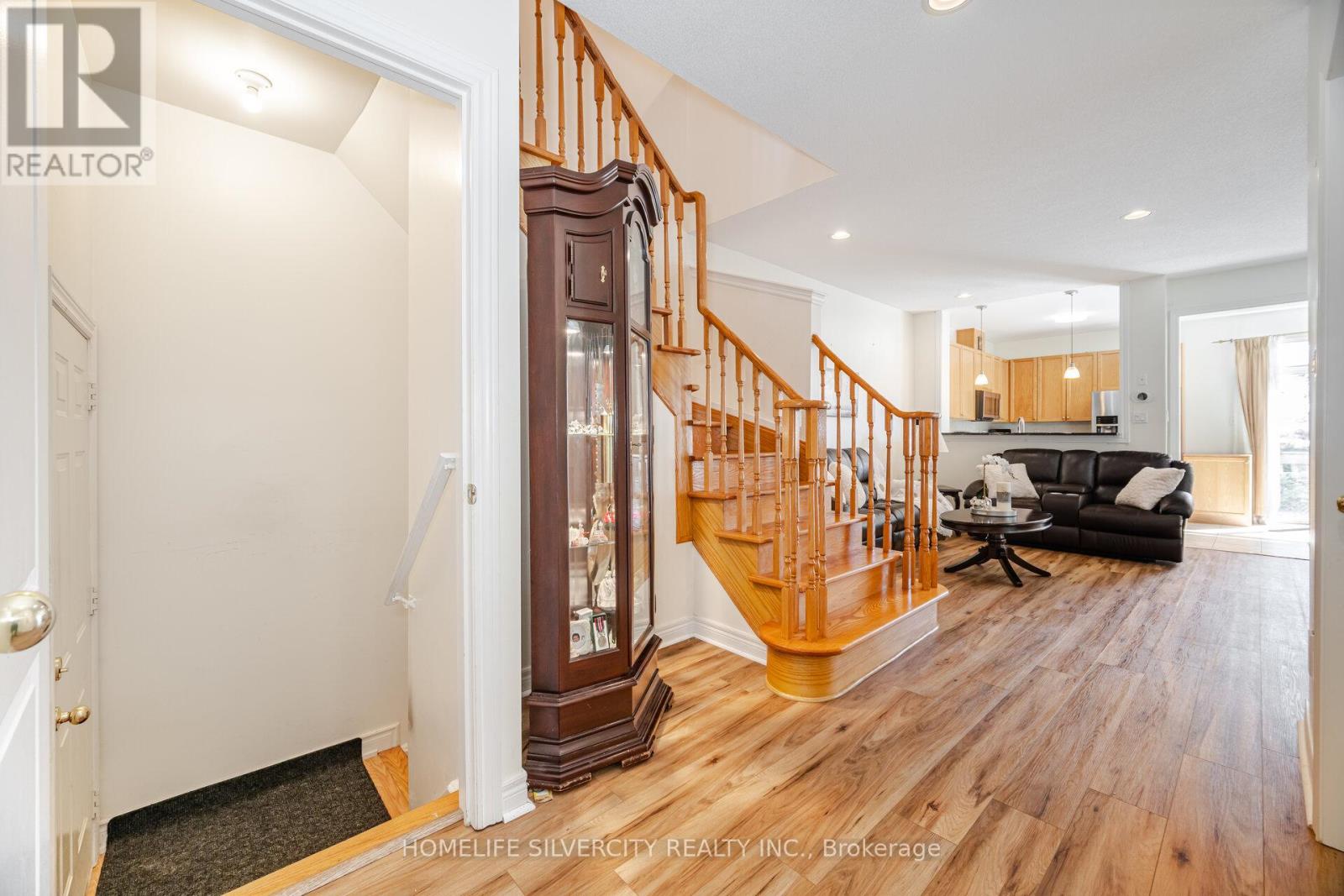 Photo 3 of 31 Rocky Point Crescent, Brampton ON