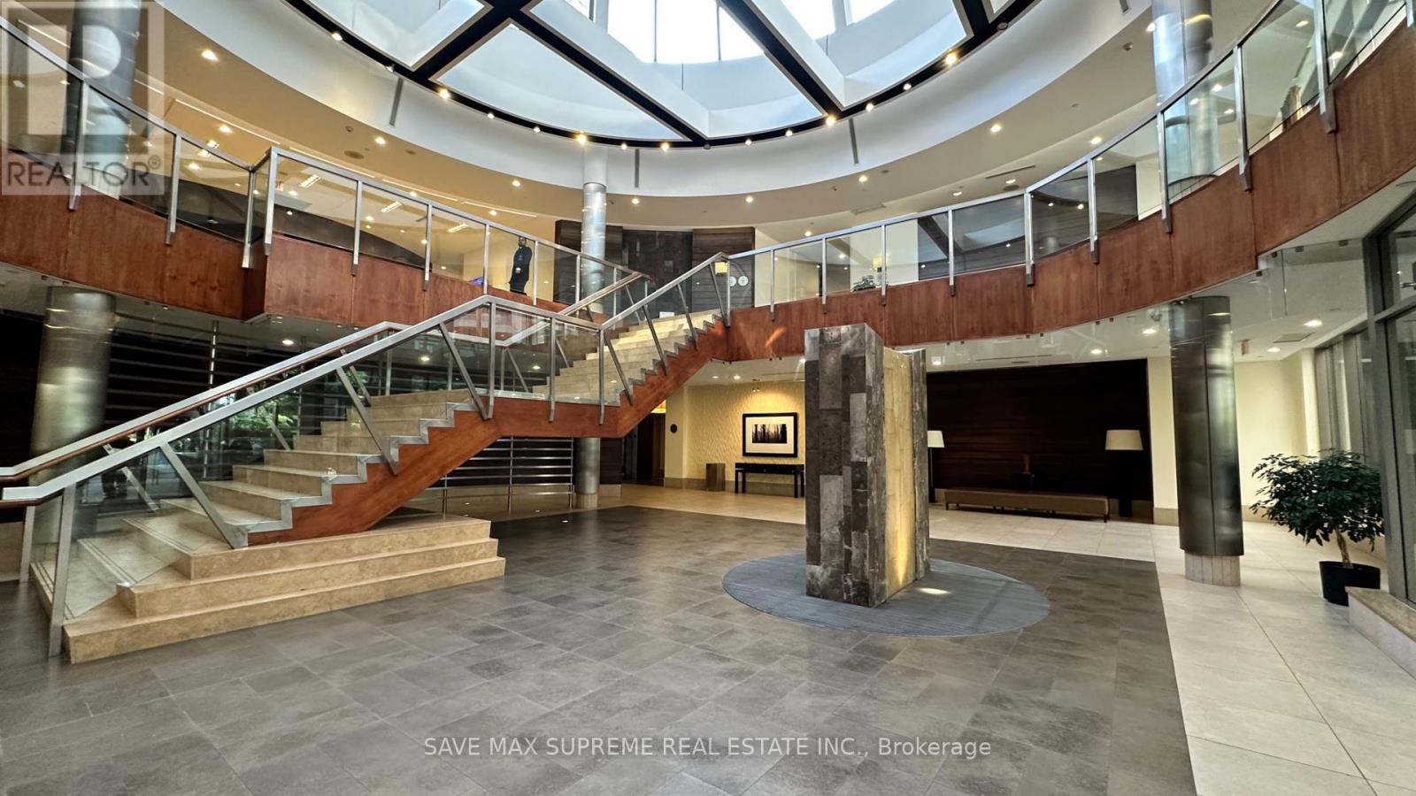 Photo 3 of 527 3888 Duke Of York Boulevard, Mississauga ON