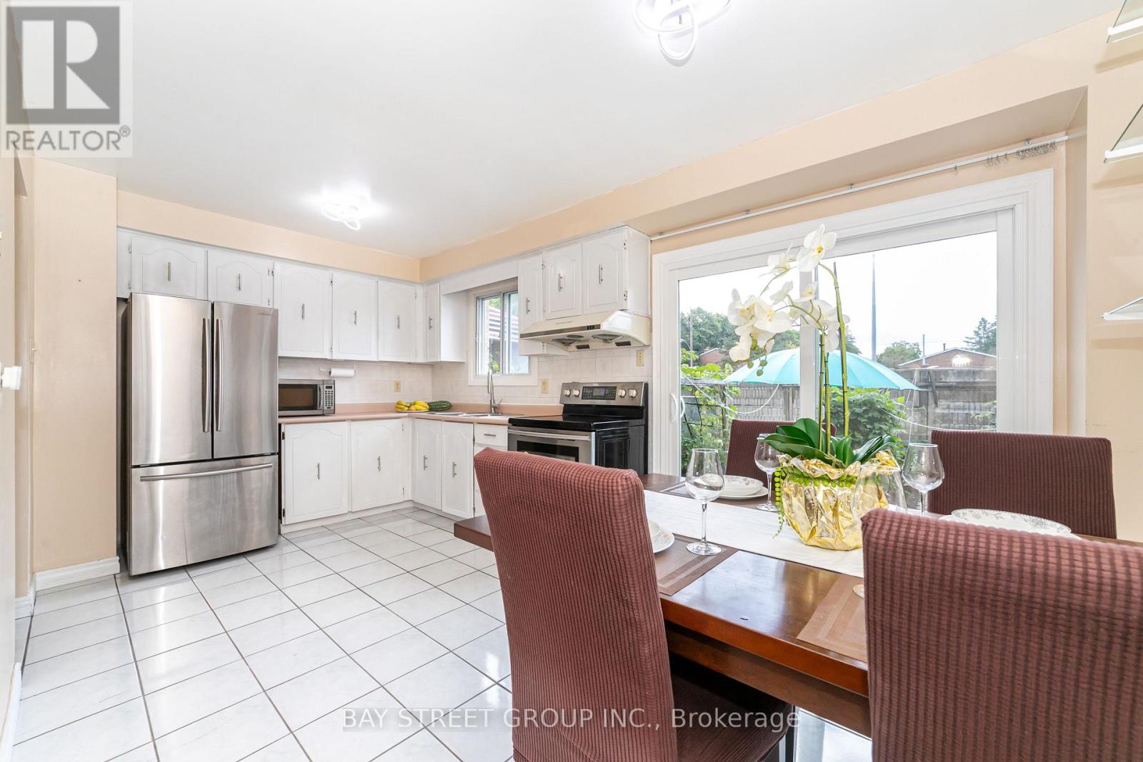 Photo 10 of 61 Mabley Crescent, Vaughan ON