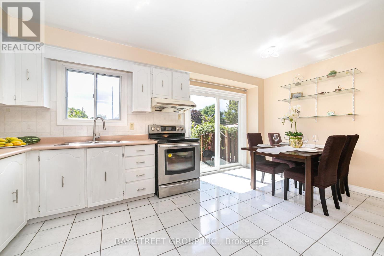 Photo 11 of 61 Mabley Crescent, Vaughan ON