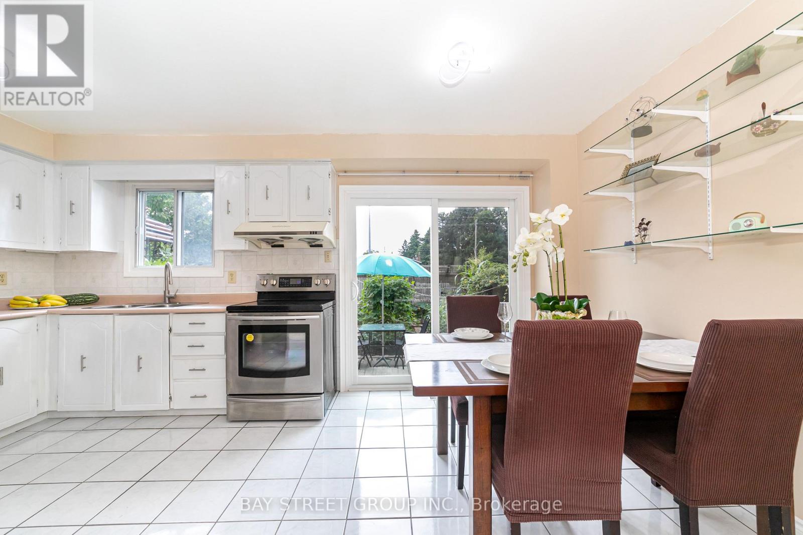 Photo 12 of 61 Mabley Crescent, Vaughan ON