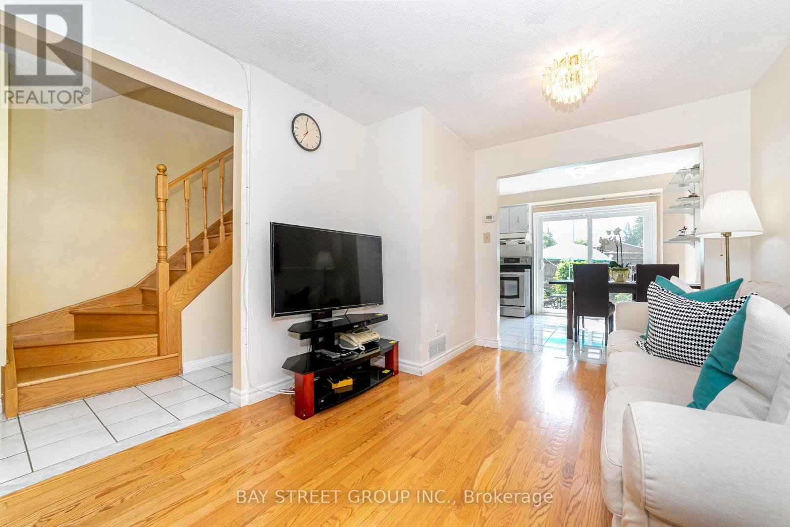 Photo 8 of 61 Mabley Crescent, Vaughan ON