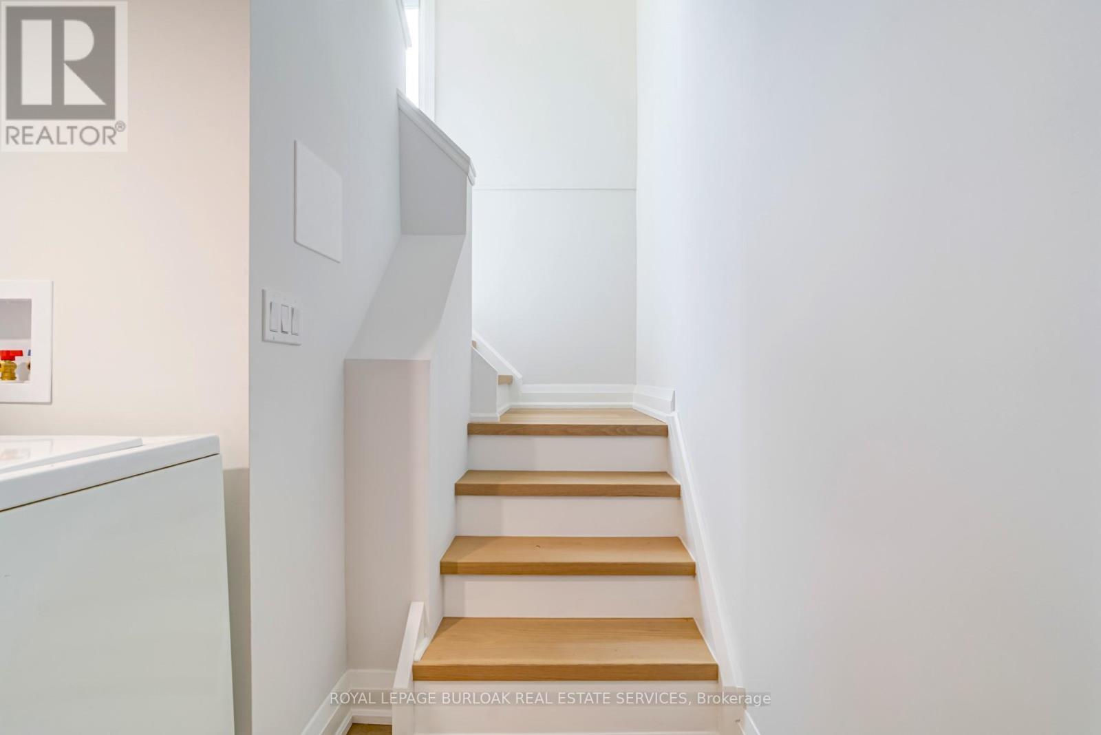 Photo 17 of 63 Fernwood Crescent, Hamilton ON