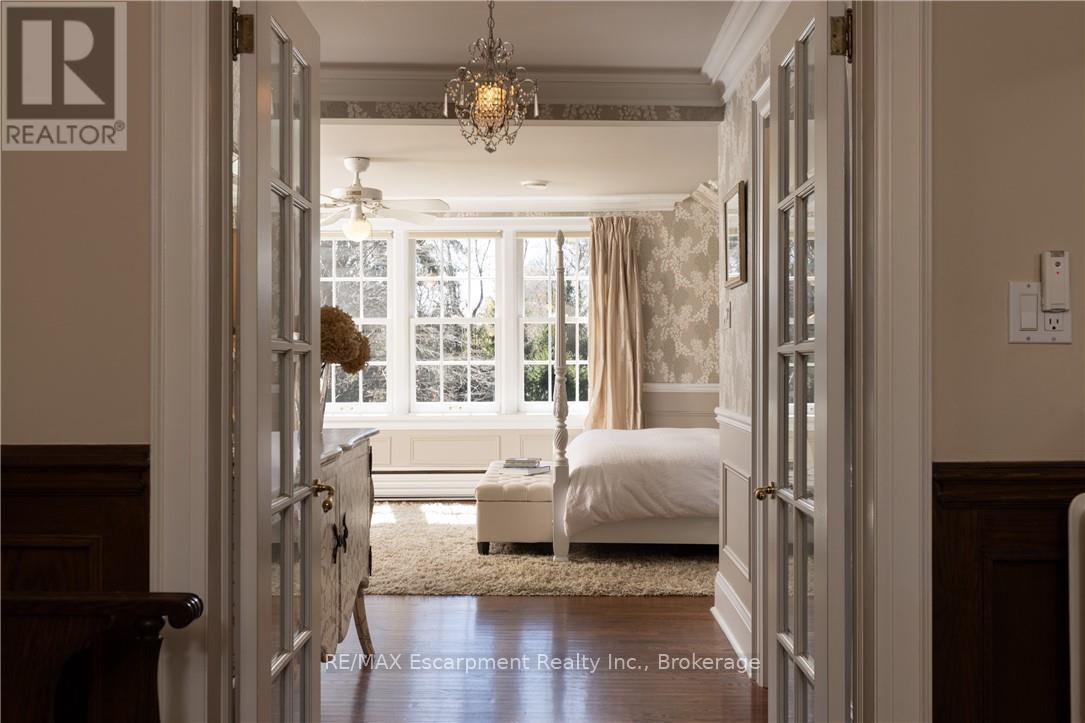 Photo 2 of 2055 Lakeshore Road E, Oakville ON