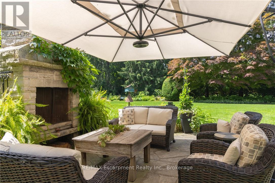 Photo 4 of 2055 Lakeshore Road E, Oakville ON