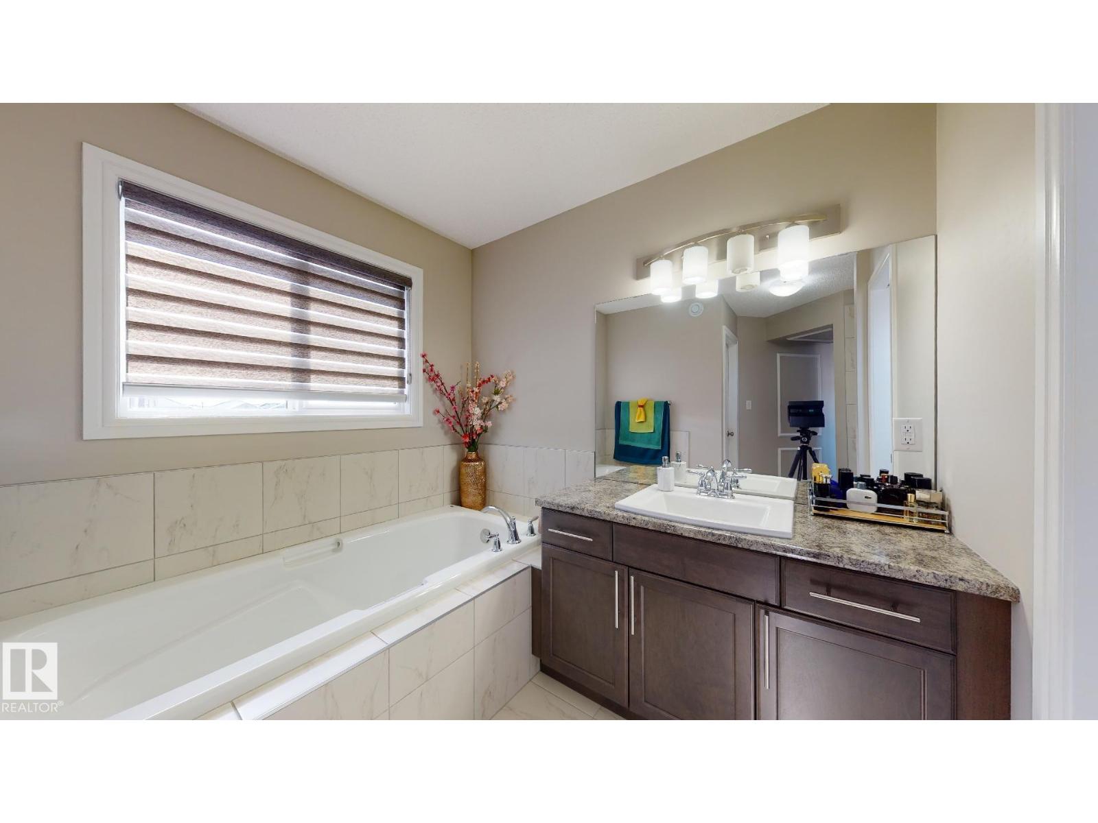 Photo 10 of 8716 Carson Wy Sw, Edmonton AB
