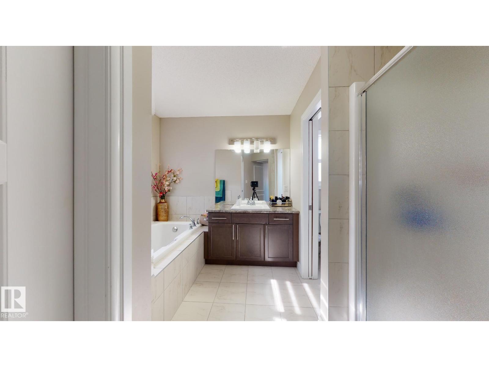 Photo 16 of 8716 Carson Wy Sw, Edmonton AB