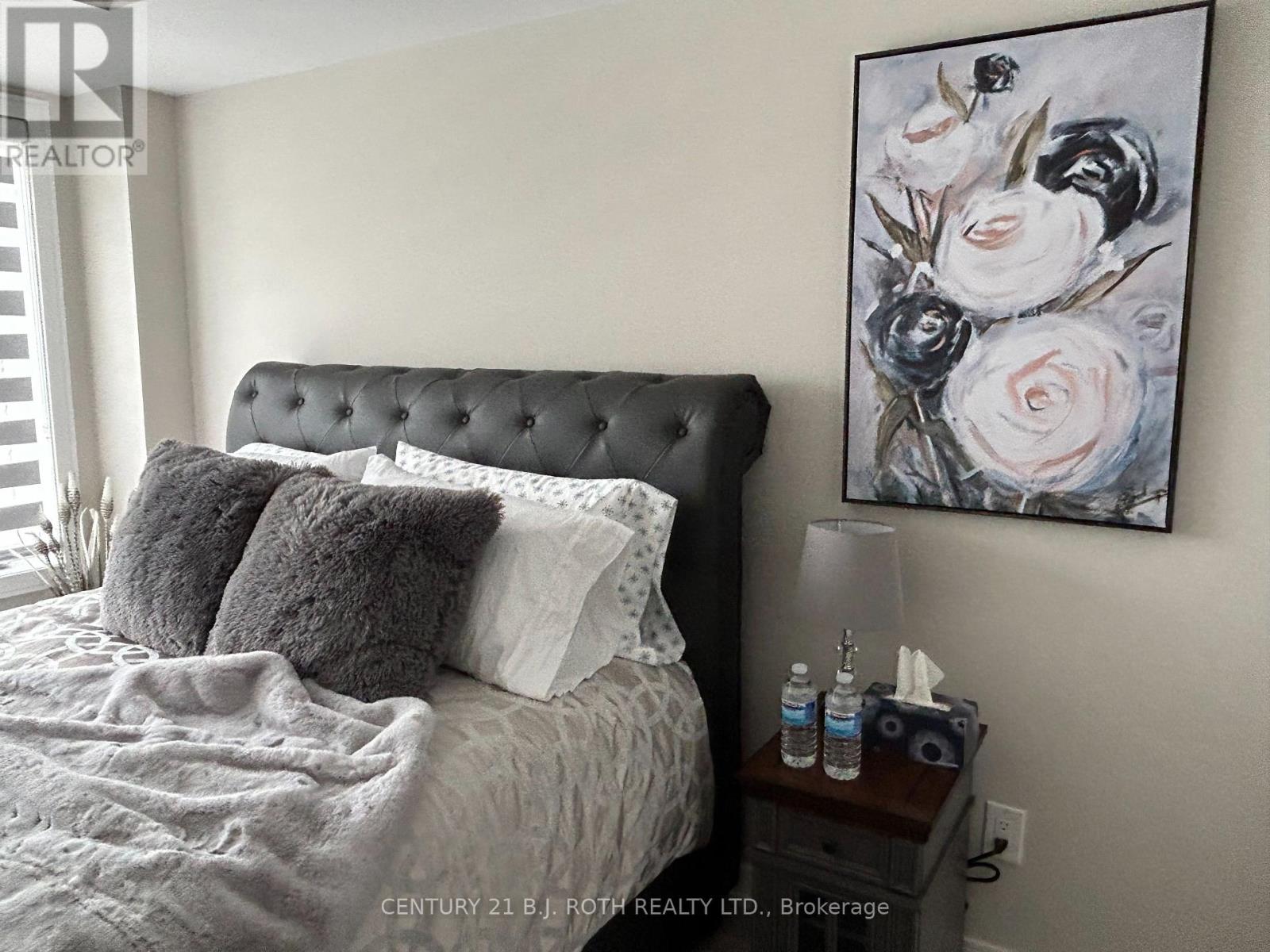 Photo 12 of 64 Appletree Lane, Barrie ON