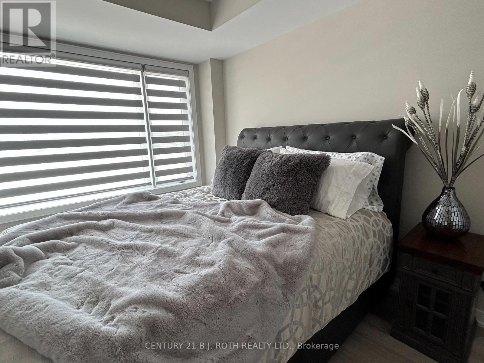 Photo 8 of 64 Appletree Lane, Barrie ON