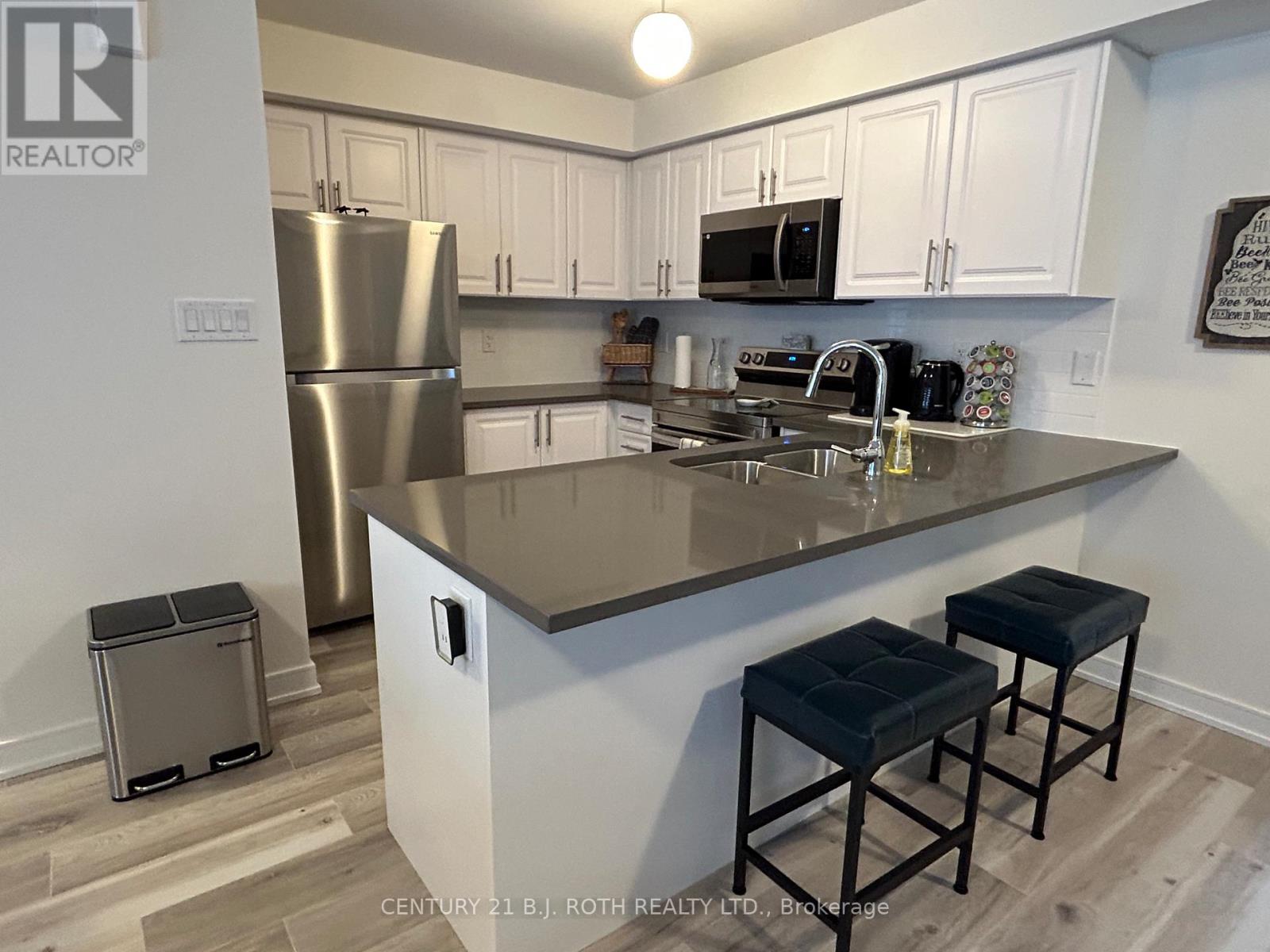 Photo 9 of 64 Appletree Lane, Barrie ON