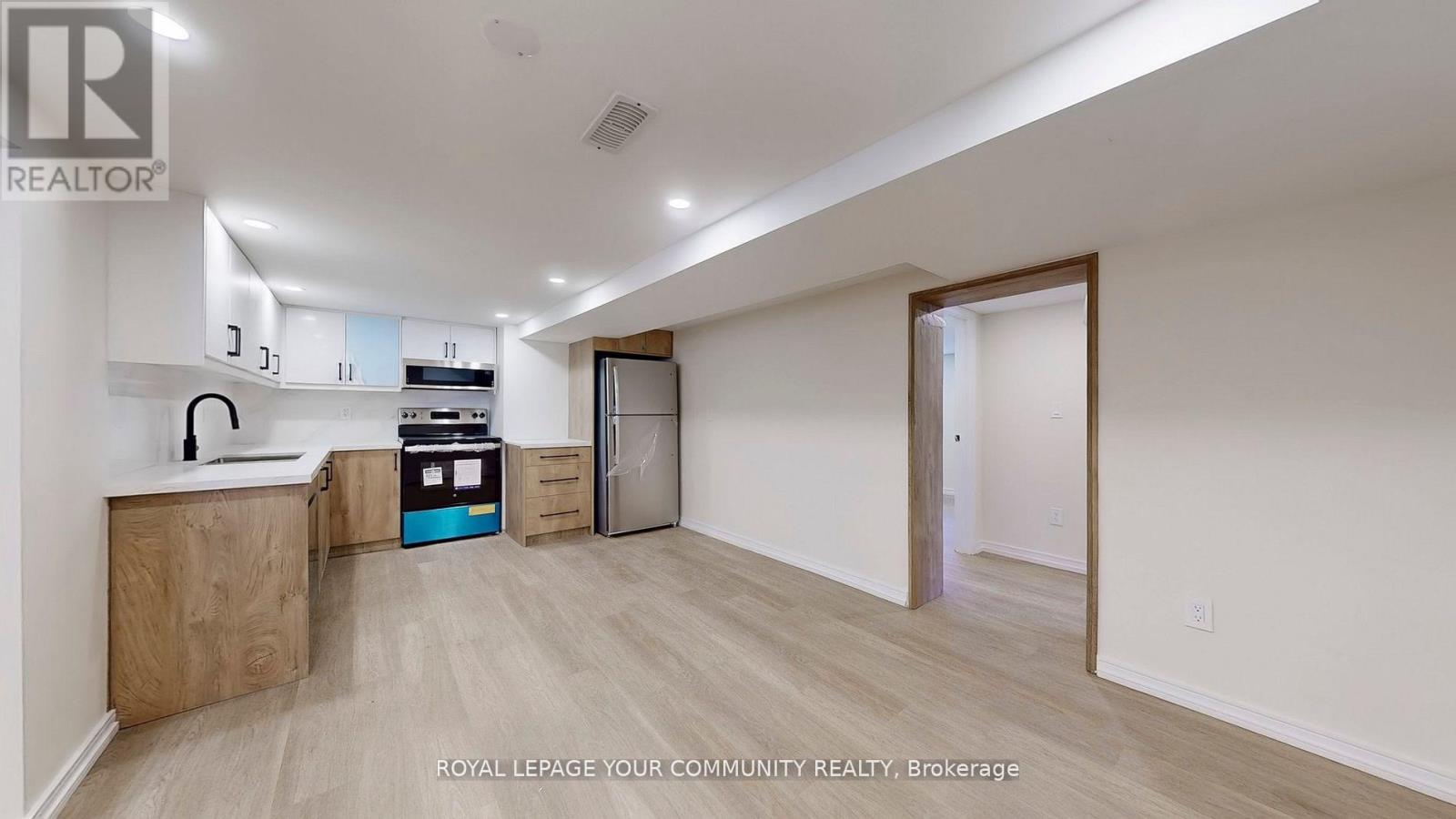 Photo 2 of 17 Camborne Basement Avenue, Toronto ON