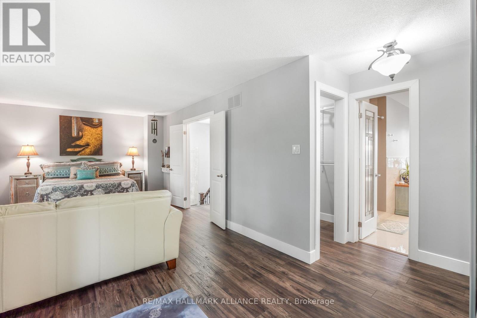 Photo 4 of 25 6859 Edenwood Drive, Mississauga ON