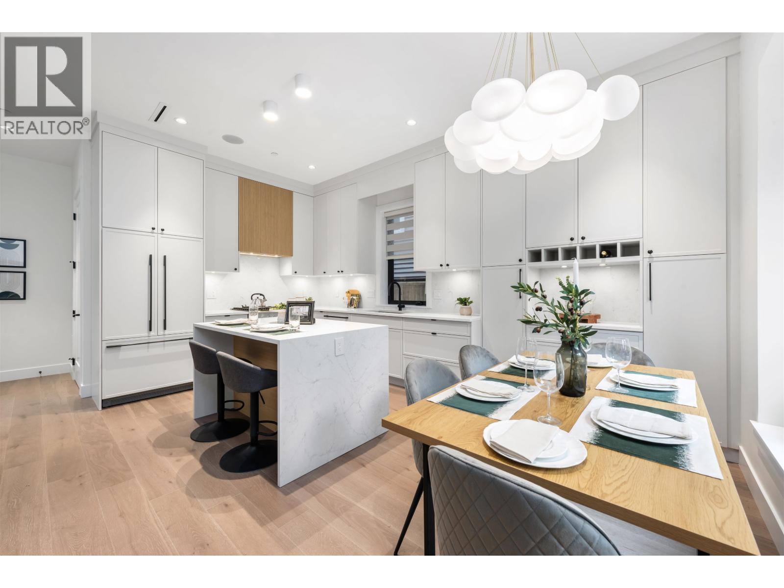 Photo 4 of 1 878 E 37 Avenue, Vancouver BC